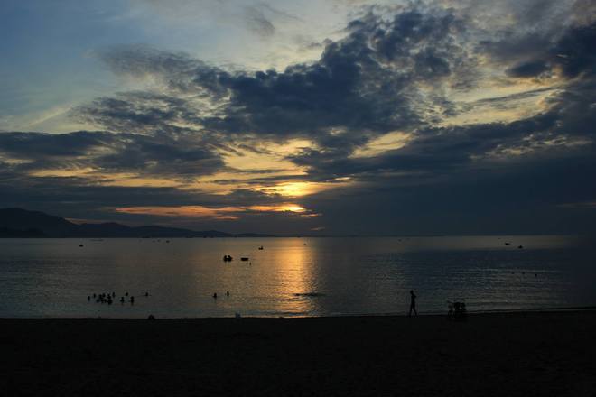 Bãi biển Ninh Chữ là nơi người dân thả mình trong dòng nước để thư giãn sau những bộn bề của cuộc sống. Lúc bình minh, rất nhiều người đến đây tập thể dục và bơi lội, chuẩn bị cho một ngày làm việc mới.